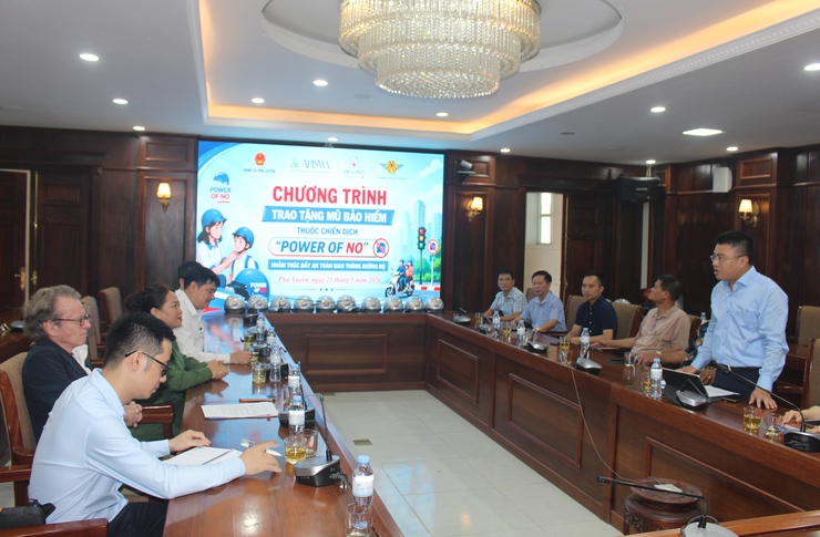 Phú Xuyên phối hợp tổ chức chương trình trao tặng mũ bảo hiểm thuộc chiến dịch “Power of No”- Ảnh 1.