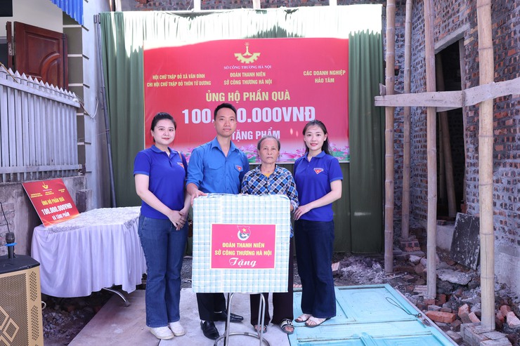 SỞ CÔNG THƯƠNG THÀNH PHỐ HÀ NỘI PHỐI HỢP HỖ TRỢ 100 TRIỆU ĐỒNG XÂY DỰNG “NHÀ CHỮ THẬP ĐỎ” CHO HỘ KHÓ KHĂN TẠI XÃ VÂN ĐÌNH- Ảnh 7.