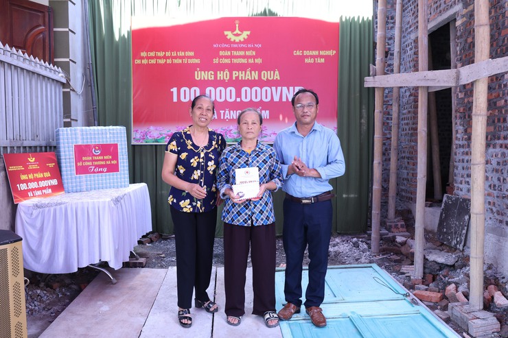 SỞ CÔNG THƯƠNG THÀNH PHỐ HÀ NỘI PHỐI HỢP HỖ TRỢ 100 TRIỆU ĐỒNG XÂY DỰNG “NHÀ CHỮ THẬP ĐỎ” CHO HỘ KHÓ KHĂN TẠI XÃ VÂN ĐÌNH- Ảnh 4.