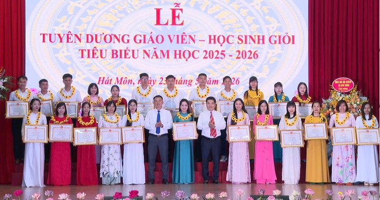 Xã Hát Môn tuyên dương 26 nhà giáo và 156 học sinh giỏi tiêu biểu- Ảnh 3.