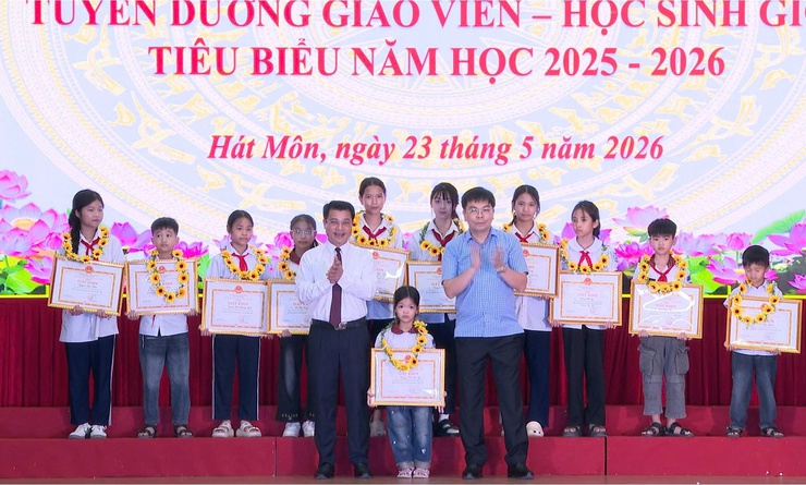 Xã Hát Môn tuyên dương 26 nhà giáo và 156 học sinh giỏi tiêu biểu- Ảnh 4.