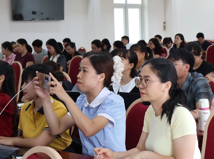 Phường Đông Ngạc tổ chức tập huấn ứng dụng AI cho cán bộ, công chức, viên chức, người lao động- Ảnh 3.