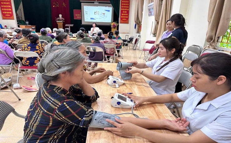 TRẠM Y TẾ XÃ DÂN HÒA TỔ CHỨC BUỔI TRUYỀN THÔNG CHĂM SÓC SỨC KHỎE CHO NGƯỜI CAO TUỔI THÔN CHÂU MAI- Ảnh 2.