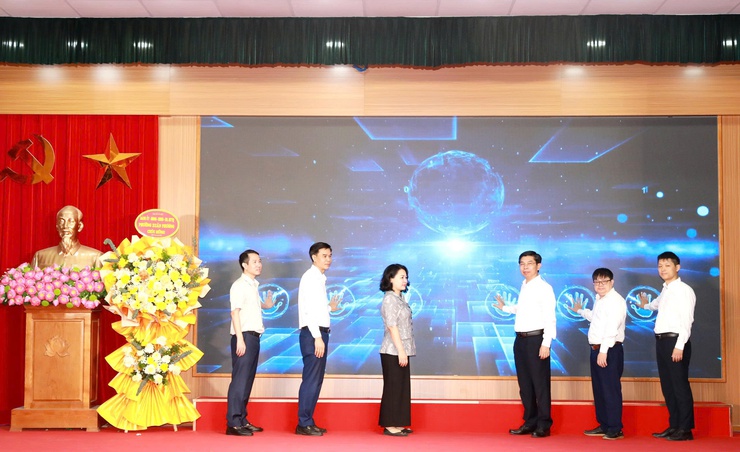 Phường Xuân Phương ra mắt mô hình truyền thông trực tuyến hỗ trợ giải đáp thủ tục hành chính- Ảnh 4.