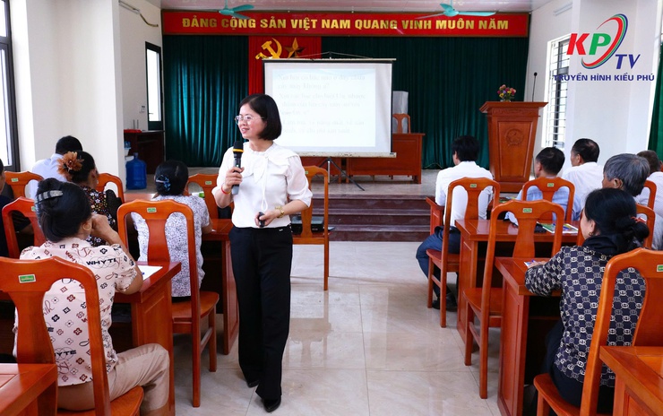 Trung tâm dịch vụ tổng hợp xã Kiều Phú tập huấn kỹ thuật gieo mạ khay, cấy máy cho xã viên HTXNN Phú Mỹ- Ảnh 4.
