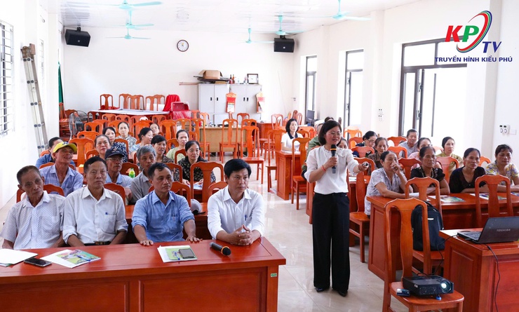 Trung tâm dịch vụ tổng hợp xã Kiều Phú tập huấn kỹ thuật gieo mạ khay, cấy máy cho xã viên HTXNN Phú Mỹ- Ảnh 3.
