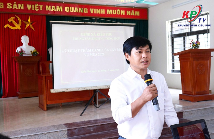 Trung tâm dịch vụ tổng hợp xã Kiều Phú tập huấn kỹ thuật gieo mạ khay, cấy máy cho xã viên HTXNN Phú Mỹ- Ảnh 2.