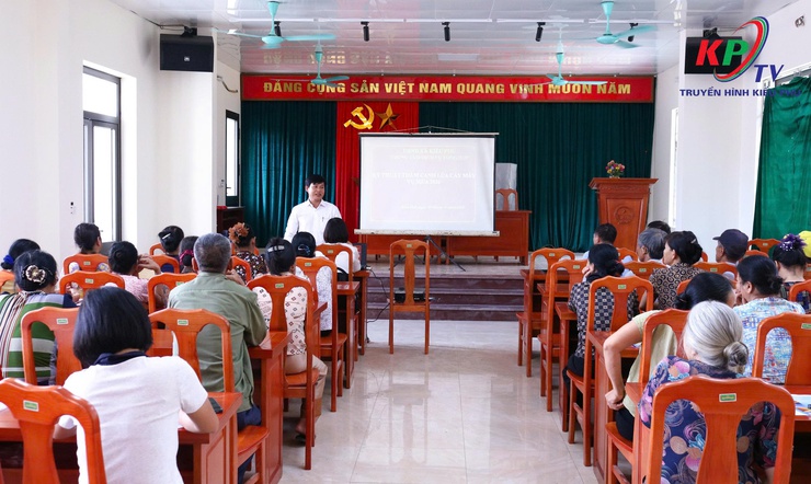 Trung tâm dịch vụ tổng hợp xã Kiều Phú tập huấn kỹ thuật gieo mạ khay, cấy máy cho xã viên HTXNN Phú Mỹ- Ảnh 1.