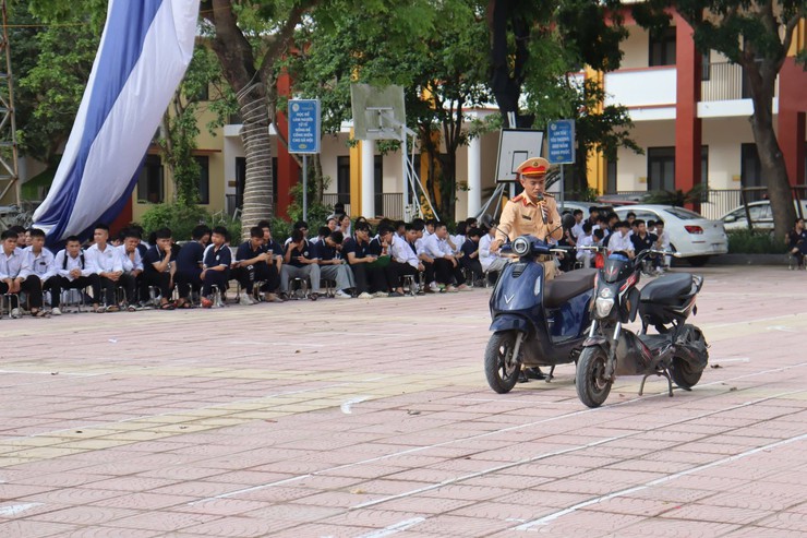 Học sinh Trường THPT Lý Tử Tấn được hướng dẫn kỹ năng lái xe gắn máy an toàn- Ảnh 3.