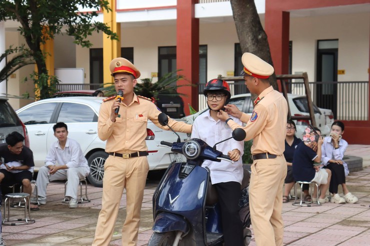 Học sinh Trường THPT Lý Tử Tấn được hướng dẫn kỹ năng lái xe gắn máy an toàn- Ảnh 1.