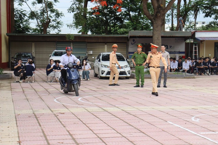 Học sinh Trường THPT Lý Tử Tấn được hướng dẫn kỹ năng lái xe gắn máy an toàn- Ảnh 2.