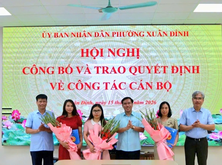 Phường Xuân Đỉnh công bố các quyết định về công tác cán bộ- Ảnh 2.