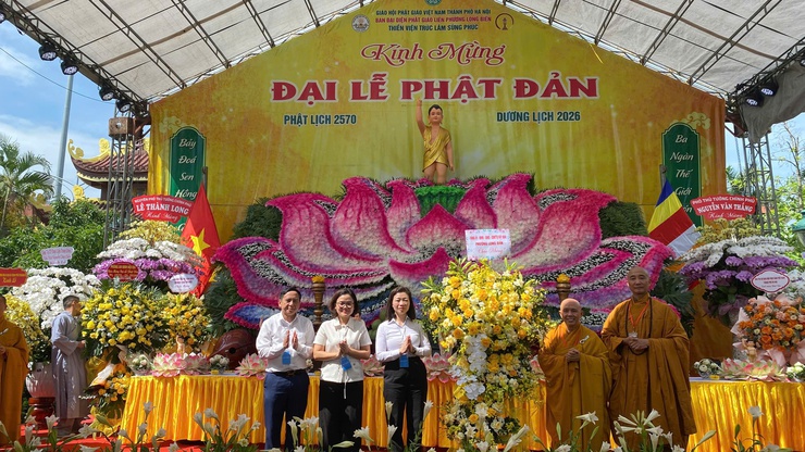 Lãnh đạo phường Long Biên dự, chúc mừng Đại lễ Phật đản và trao quà từ thiện tại Thiền viện Sùng Phúc- Ảnh 1.