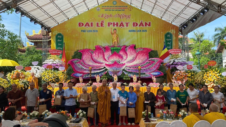 Lãnh đạo phường Long Biên dự, chúc mừng Đại lễ Phật đản và trao quà từ thiện tại Thiền viện Sùng Phúc- Ảnh 2.