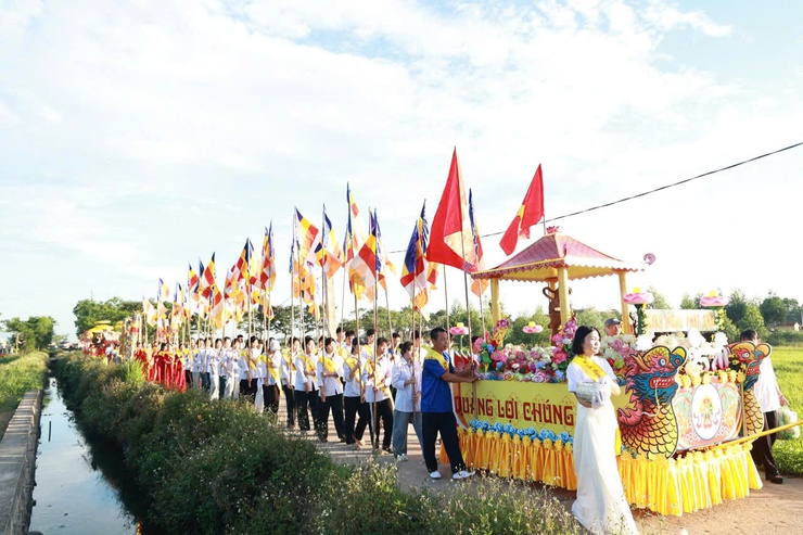 Trang nghiêm Đại lễ Phật đản Phật lịch 2570 tại chùa Linh Ứng- Ảnh 4.