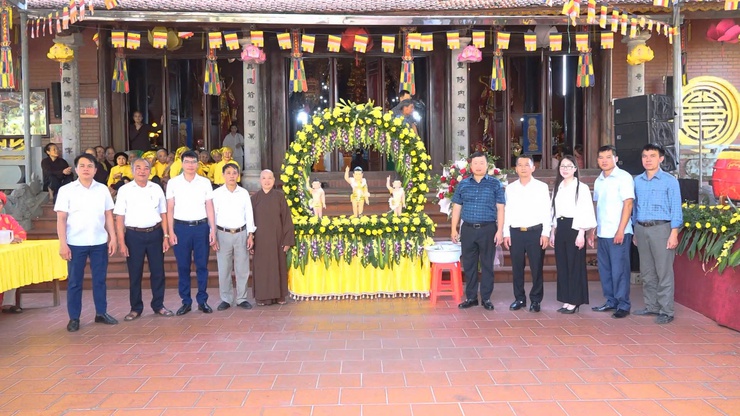 CÁC ĐỒNG CHÍ LÃNH ĐẠO XÃ DÂN HÒA THĂM, CHÚC MỪNG CÁC CHÙA  NHÂN ĐẠI LỄ PHẬT ĐẢN PL 2570 – DL 2026 - Ảnh 1.