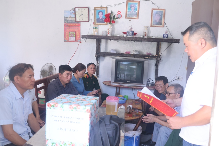 Hội CTĐ xã Hòa Phú: Chương trình bàn giao hỗ trợ xây dựng công trình phụ trợ cho gia đình ông Cao Văn Màu- Ảnh 1.