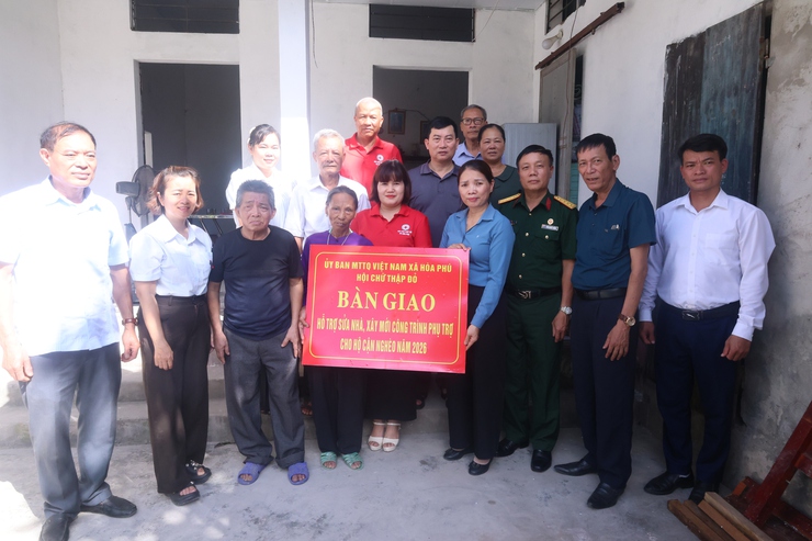 Hội CTĐ xã Hòa Phú: Chương trình bàn giao hỗ trợ xây dựng công trình phụ trợ cho gia đình ông Cao Văn Màu- Ảnh 4.