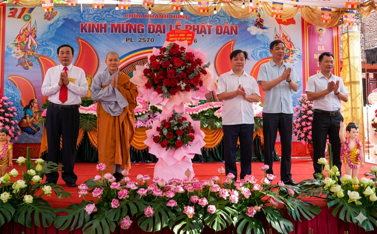 Bí thư Đảng Nguyễn Tiến Toàn, Chủ tịch UBND xã Nguyễn Quý Mạnh dự Đại lễ Phật đản Phật lịch 2570 tại chùa Khánh Hưng- Ảnh 1.