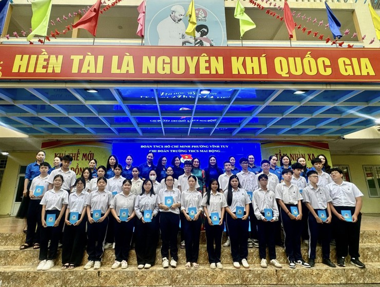 LỄ KẾT NẠP ĐOÀN VIÊN MỚI  NHÂN DỊP KỶ NIỆM 136 NĂM NGÀY SINH CHỦ TỊCH HỒ CHÍ MINH - Ảnh 2.