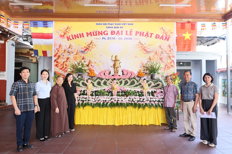Đồng chí Lê Thị Hạnh, Phó Bí thư Thường trực Đảng ủy xã Quảng Bị thăm, chúc mừng các cơ sở Phật giáo nhân Đại lễ Phật đản Phật lịch 2570 - Dương lịch 2026- Ảnh 7.