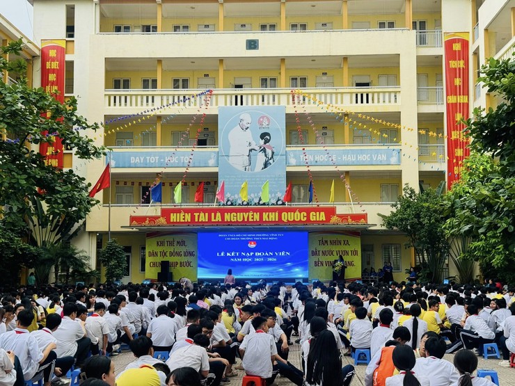 LỄ KẾT NẠP ĐOÀN VIÊN MỚI  NHÂN DỊP KỶ NIỆM 136 NĂM NGÀY SINH CHỦ TỊCH HỒ CHÍ MINH - Ảnh 1.