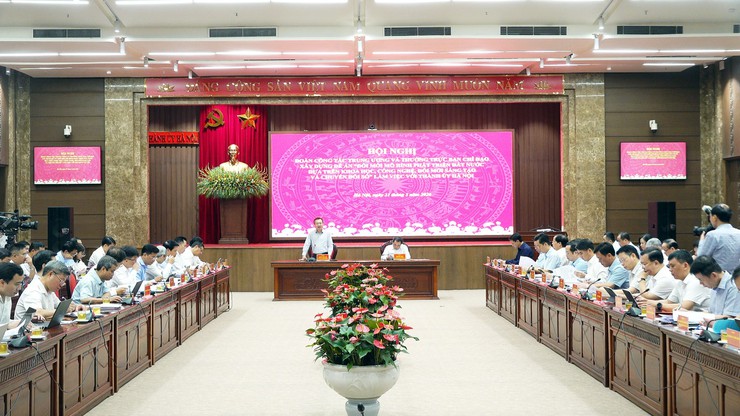Hà Nội làm việc với Đoàn công tác Trung ương và Thường trực Ban Chỉ đạo xây dựng Đề án đổi mới mô hình phát triển đất nước- Ảnh 2.