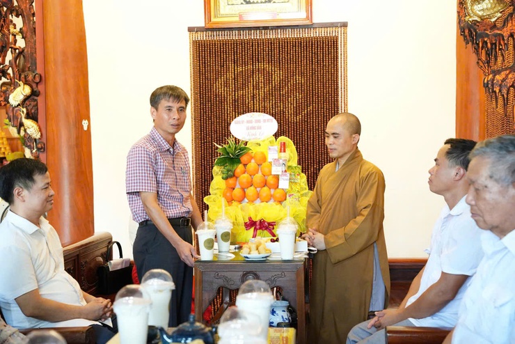 Lãnh đạo xã Hồng Vân thăm tặng quà các chức sắc tôn giáo nhân dịp đại lễ phật đản năm 2026- Ảnh 1.