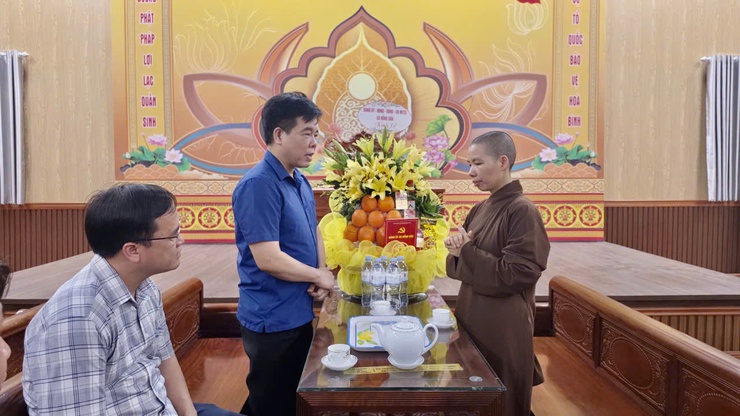 Lãnh đạo xã Hồng Vân thăm tặng quà các chức sắc tôn giáo nhân dịp đại lễ phật đản năm 2026- Ảnh 2.