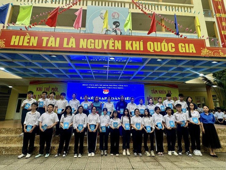 LỄ KẾT NẠP ĐOÀN VIÊN MỚI  NHÂN DỊP KỶ NIỆM 136 NĂM NGÀY SINH CHỦ TỊCH HỒ CHÍ MINH - Ảnh 3.
