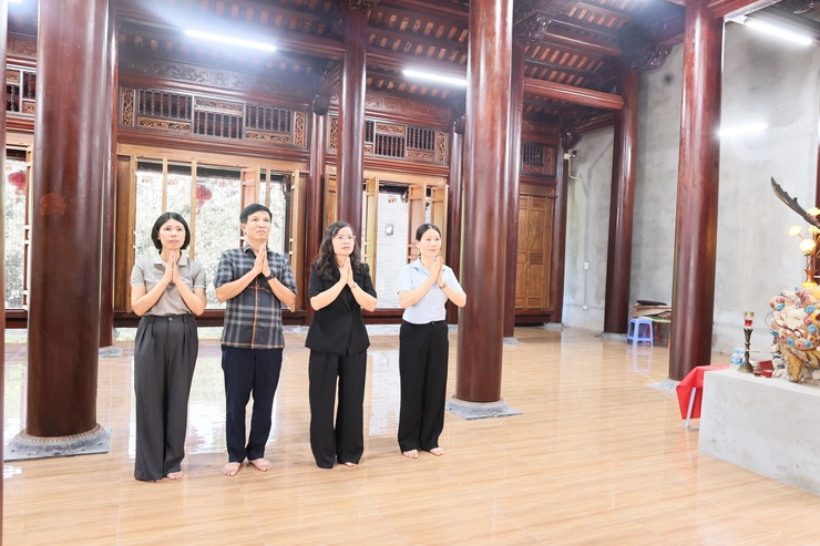 Đồng chí Lê Thị Hạnh, Phó Bí thư Thường trực Đảng ủy xã Quảng Bị thăm, chúc mừng các cơ sở Phật giáo nhân Đại lễ Phật đản Phật lịch 2570 - Dương lịch 2026- Ảnh 3.