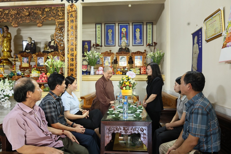 Đồng chí Lê Thị Hạnh, Phó Bí thư Thường trực Đảng ủy xã Quảng Bị thăm, chúc mừng các cơ sở Phật giáo nhân Đại lễ Phật đản Phật lịch 2570 - Dương lịch 2026- Ảnh 4.