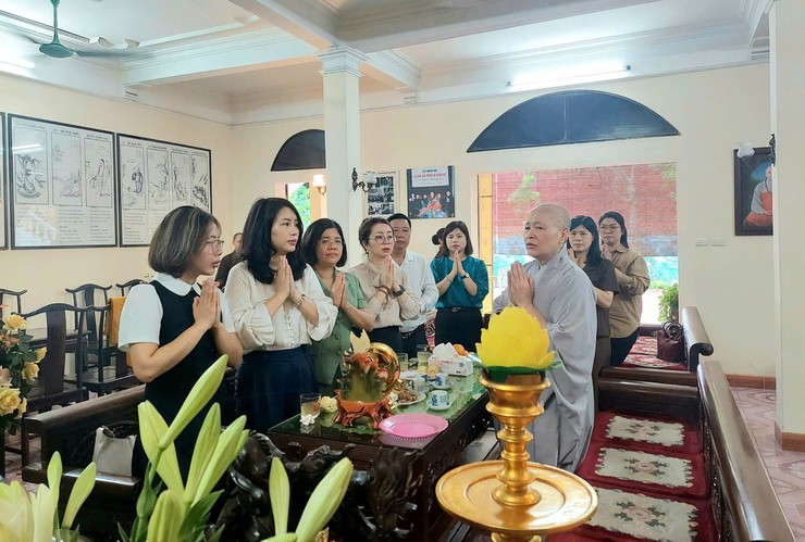 ĐẢNG ỦY - HĐND - UBND - UB MTTQ VIỆT NAM PHƯỜNG LÁNG THĂM VÀ CHÚC MỪNG CÁC CƠ SỞ PHẬT GIÁO NHÂN DỊP ĐẠI LỄ PHẬT ĐẢN PHẬT LỊCH 2570 - DƯƠNG LỊCH 2026- Ảnh 3.