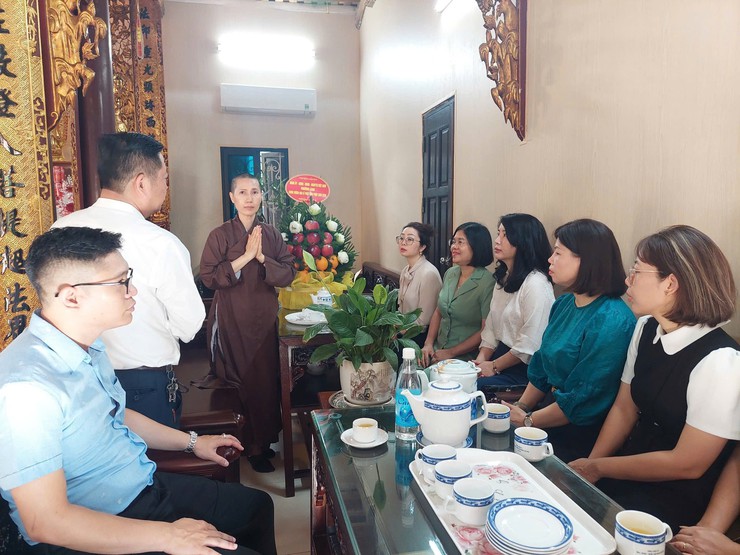 ĐẢNG ỦY - HĐND - UBND - UB MTTQ VIỆT NAM PHƯỜNG LÁNG THĂM VÀ CHÚC MỪNG CÁC CƠ SỞ PHẬT GIÁO NHÂN DỊP ĐẠI LỄ PHẬT ĐẢN PHẬT LỊCH 2570 - DƯƠNG LỊCH 2026- Ảnh 4.