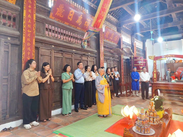 ĐẢNG ỦY - HĐND - UBND - UB MTTQ VIỆT NAM PHƯỜNG LÁNG THĂM VÀ CHÚC MỪNG CÁC CƠ SỞ PHẬT GIÁO NHÂN DỊP ĐẠI LỄ PHẬT ĐẢN PHẬT LỊCH 2570 - DƯƠNG LỊCH 2026- Ảnh 1.