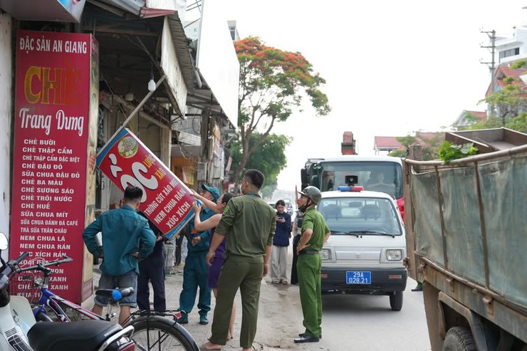 Quảng Oai tăng cường tuyên truyền, hướng dẫn lắp đặt mái che, mái vẩy đúng quy định- Ảnh 1.