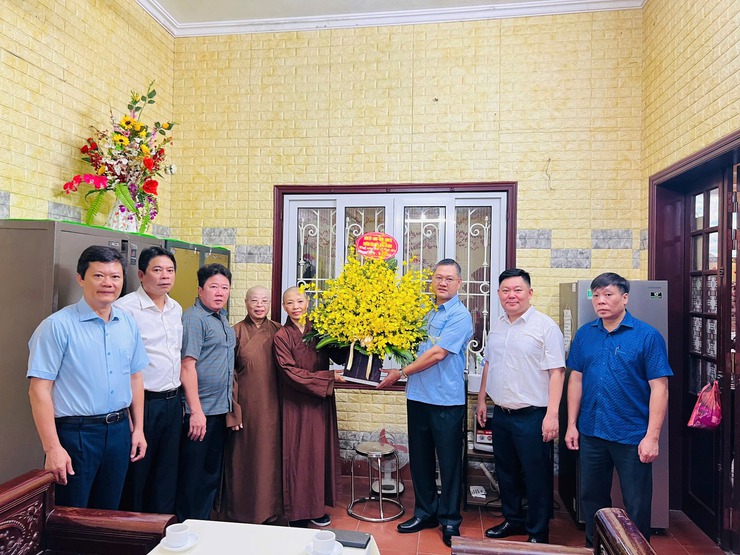 LÃNH ĐẠO PHƯỜNG VĂN MIẾU - QUỐC TỬ GIÁM THĂM, CHÚC MỪNG CHÙA TIÊN TÍCH NHÂN ĐẠI LỄ PHẬT ĐẢN PHẬT LỊCH 2570 - DƯƠNG LỊCH 2026- Ảnh 1.
