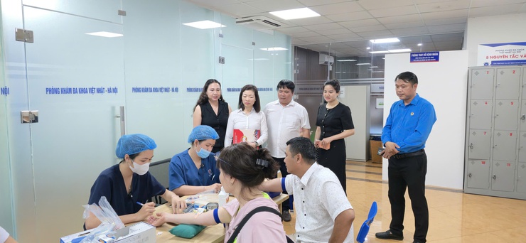 Công đoàn phường Long Biên tổ chức khám bệnh miễn phí cho người lao động- Ảnh 1.