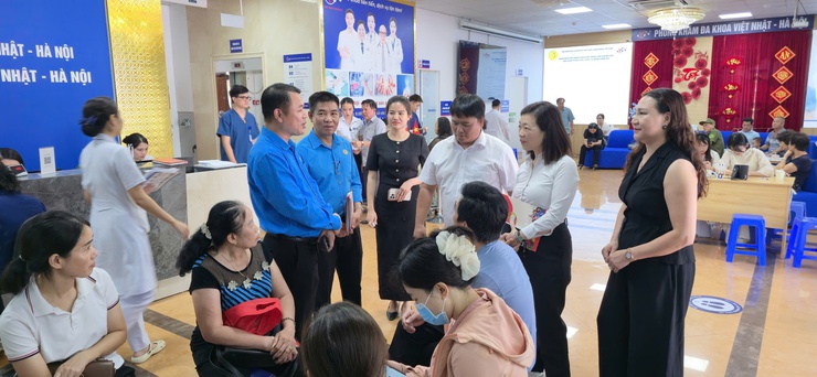Công đoàn phường Long Biên tổ chức khám bệnh miễn phí cho người lao động- Ảnh 2.