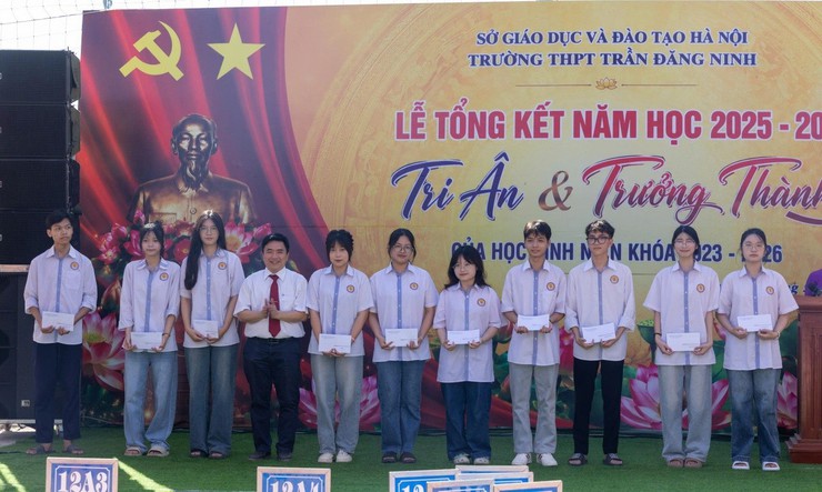 Thầy và trò Trường THPT Trần Đăng Ninh hoàn thành xuất sắc nhiệm vụ năm học 2025–2026- Ảnh 2.