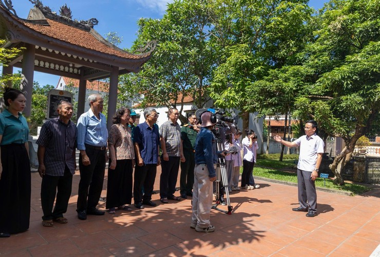 Cán bộ và Nhân dân xã Ứng Thiên tích cực phối hợp sản xuất phim tài liệu “Nhà cách mạng Trần Đăng Ninh- Ảnh 1.
