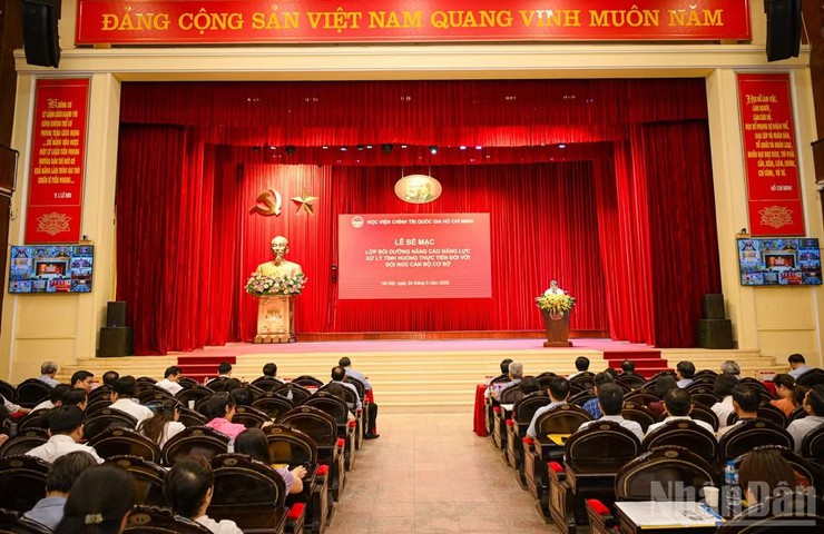 Chuyển đổi mạnh mẽ phương thức đào tạo, bồi dưỡng hướng mạnh vào nâng cao năng lực cán bộ, công chức- Ảnh 1.