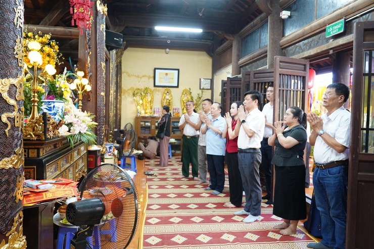 Lãnh đạo xã Quang Minh thăm, chúc mừng Đại lễ Phật đản Phật lịch 2570- Ảnh 1.