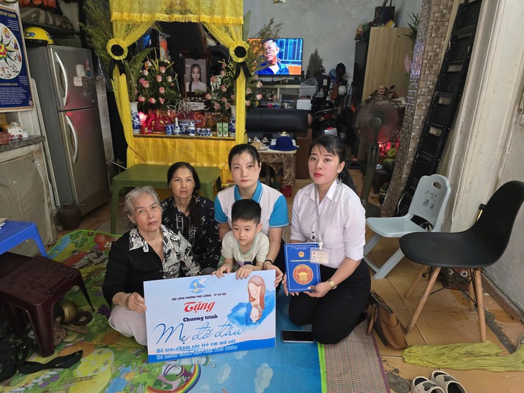 Hội LHPN phường Phú lương trao kinh phí chương trình "Mẹ đỡ đầu" cho trẻ mồ côi có hoàn cảnh khó khăn- Ảnh 3.