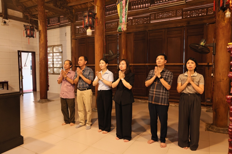 Đồng chí Lê Thị Hạnh, Phó Bí thư Thường trực Đảng ủy xã Quảng Bị thăm, chúc mừng các cơ sở Phật giáo nhân Đại lễ Phật đản Phật lịch 2570 - Dương lịch 2026- Ảnh 6.