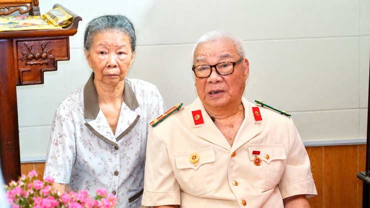 Đảng bộ phường Từ Liêm trao Huy hiệu 80 năm tuổi Đảng cho đảng viên Nguyễn Trọng Quý- Ảnh 4.