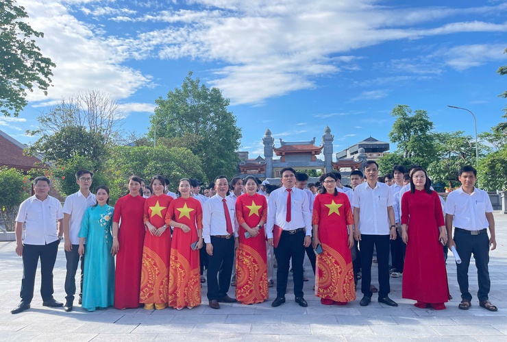 TRUNG TÂM GDNN – GDTX MỸ ĐỨC TỔ CHỨC LỄ DÂNG HƯƠNG VÀ PHÁT THƯỞNG TẠI NHÀ LƯU NIỆM BÁC HỒ- Ảnh 1.