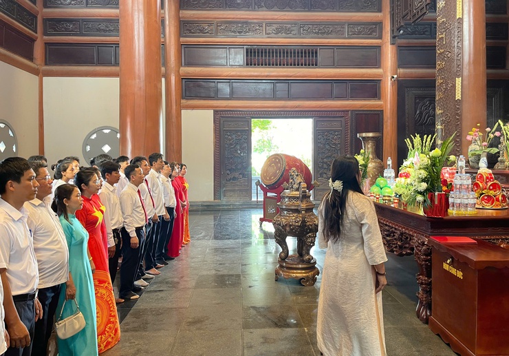 TRUNG TÂM GDNN – GDTX MỸ ĐỨC TỔ CHỨC LỄ DÂNG HƯƠNG VÀ PHÁT THƯỞNG TẠI NHÀ LƯU NIỆM BÁC HỒ- Ảnh 2.