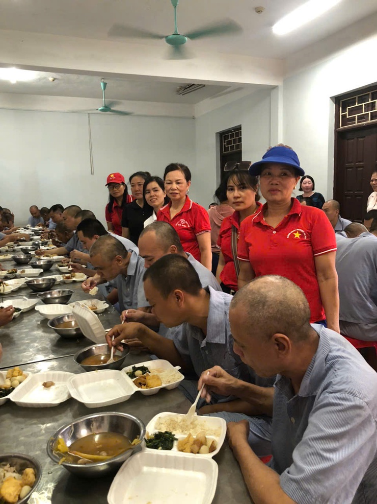 HỘI CHỮ THẬP ĐỎ XÃ PHÚC SƠN PHỐI HỢP TỔ CHỨC CHƯƠNG TRÌNH NẤU CƠM TỪ THIỆN, TRAO 270 SUẤT ĂN MIỄN PHÍ CHO BỆNH NHÂN BỆNH VIỆN TÂM THẦN- Ảnh 2.