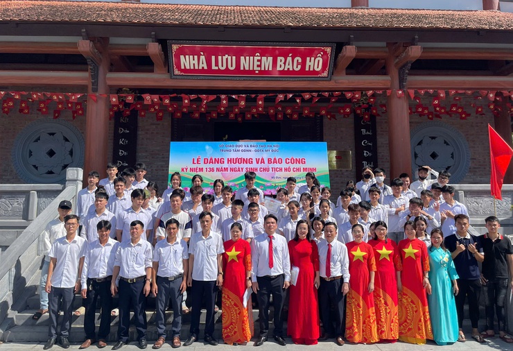 TRUNG TÂM GDNN – GDTX MỸ ĐỨC TỔ CHỨC LỄ DÂNG HƯƠNG VÀ PHÁT THƯỞNG TẠI NHÀ LƯU NIỆM BÁC HỒ- Ảnh 8.